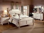 Wilshire Poster Bedroom Set (Antique White Finish)